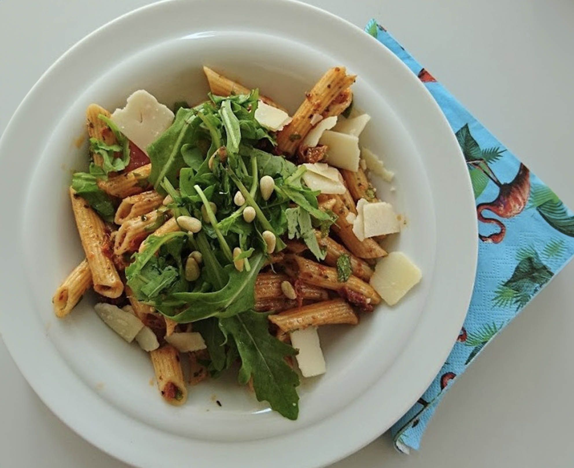 Nudeln mit Parmesan und Salat