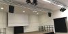 Veranstaltungsraum mit Bühne, Traversen, Licht und Leinwand