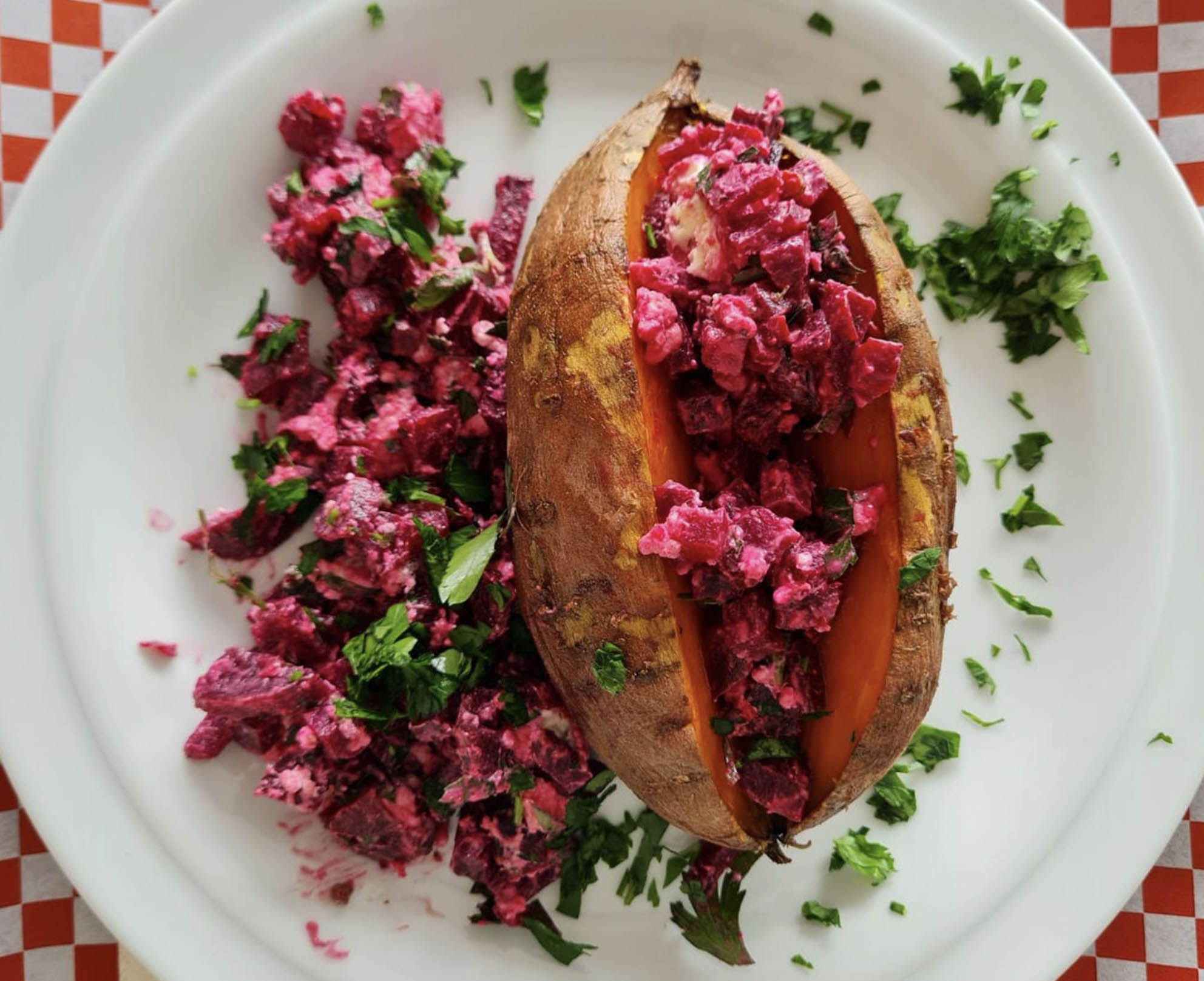 Süßkartoffeln mit Rote-Beete-Füllung und Petersilie