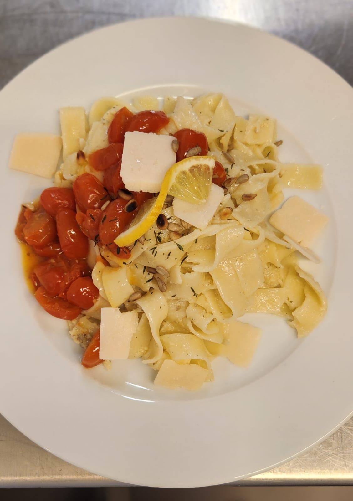 Nudeln mit frischen Kirschtomaten und Parmesan