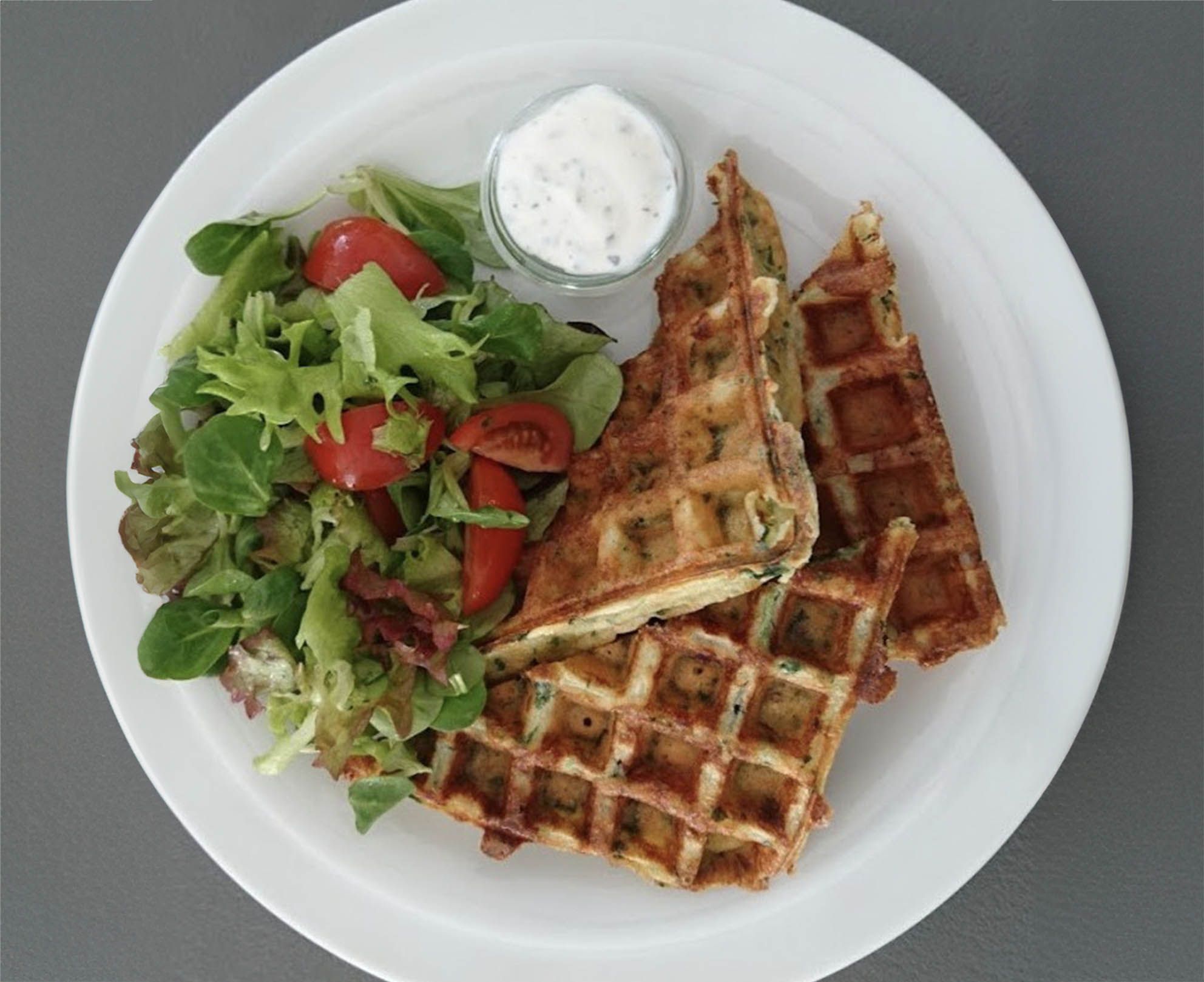 Kräuterwaffeln mit Salat