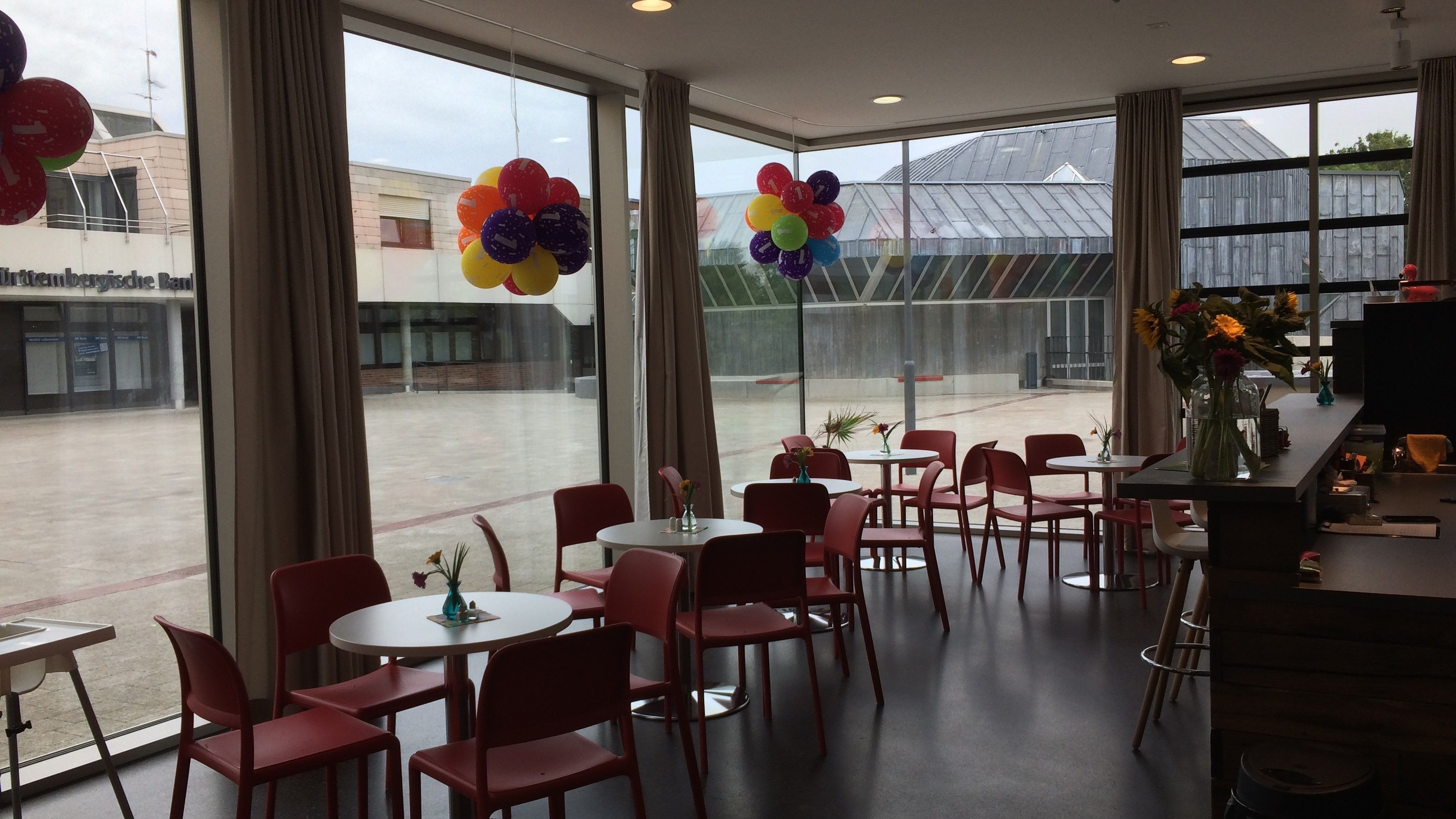 Blick aus dem Cafe des Stadtteilhaus Neugereut auf den Vorplatz