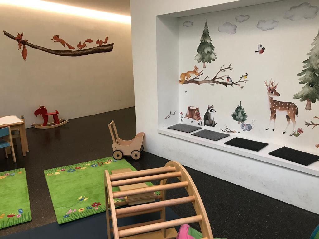 Kinderraum mit Sitzbank, Spielgeräten und Spielsachen
