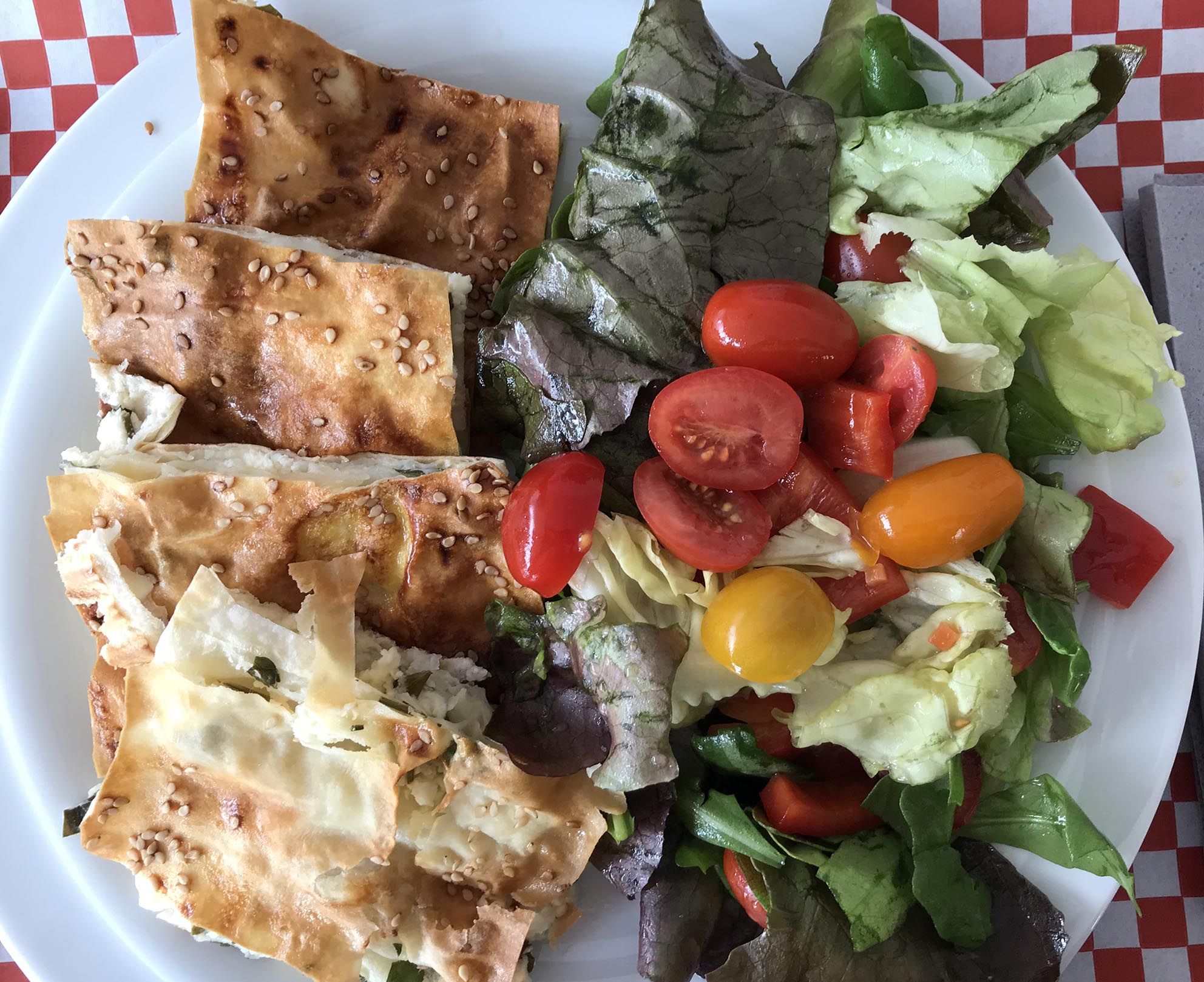 Börek mit Salat