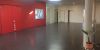 Foyer mit großer roter Wand und diversen Türen