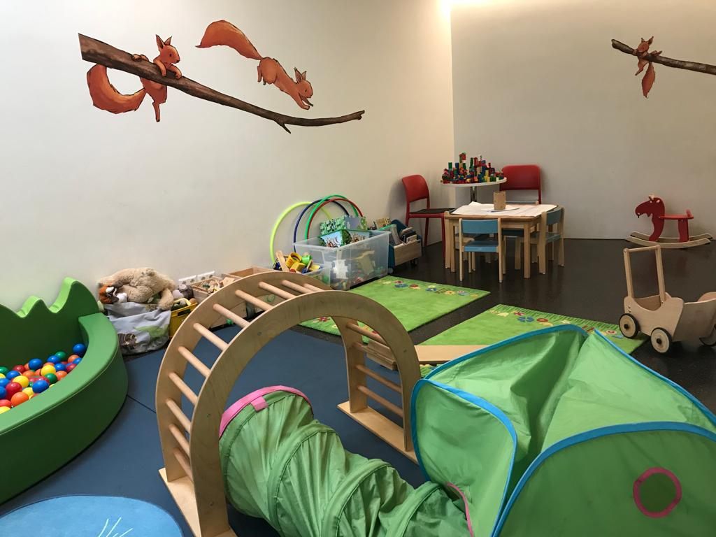 Kinderraum mit zahlreichen Spielgeräten und Spielsachen
